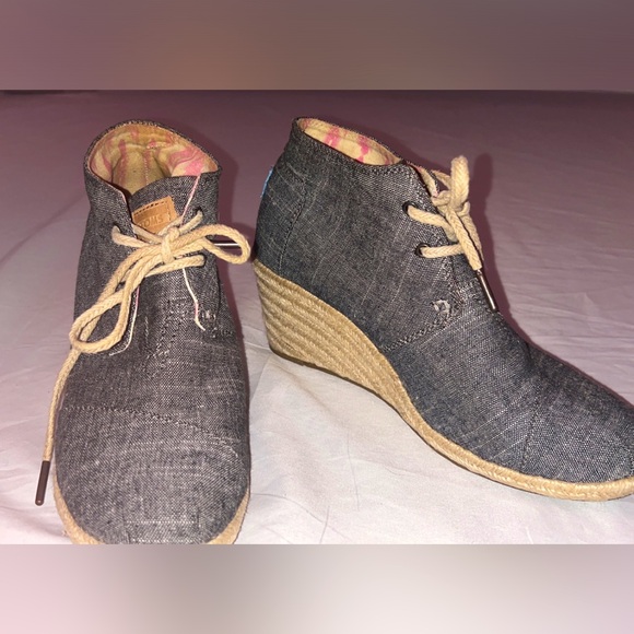 Toms Shoes - Toms Desert Wedge size 8.5 W Black Gray Chambray Ankle Boots Espadrille Lace Up